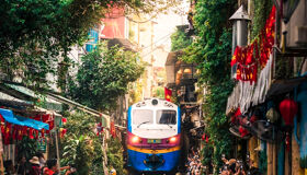 Hanoi-Train-Railway-Tau-Cafe Vietnam